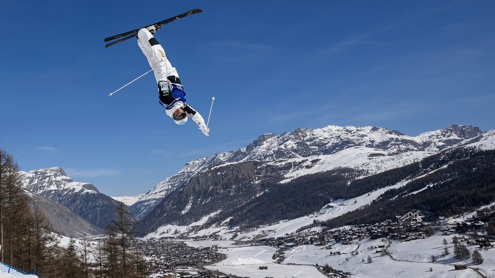 Le acrobazie degli sciatori freestyle mozzano il fiato