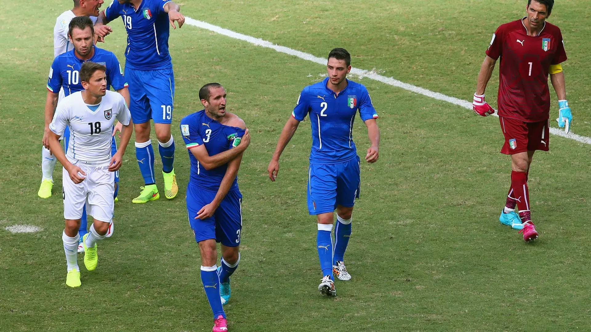 Durante Italia-Uruguay, sfida valida per i gironi del Mondiale 2014, Luis Suarez morse la spalla di Giorgio Chiellini