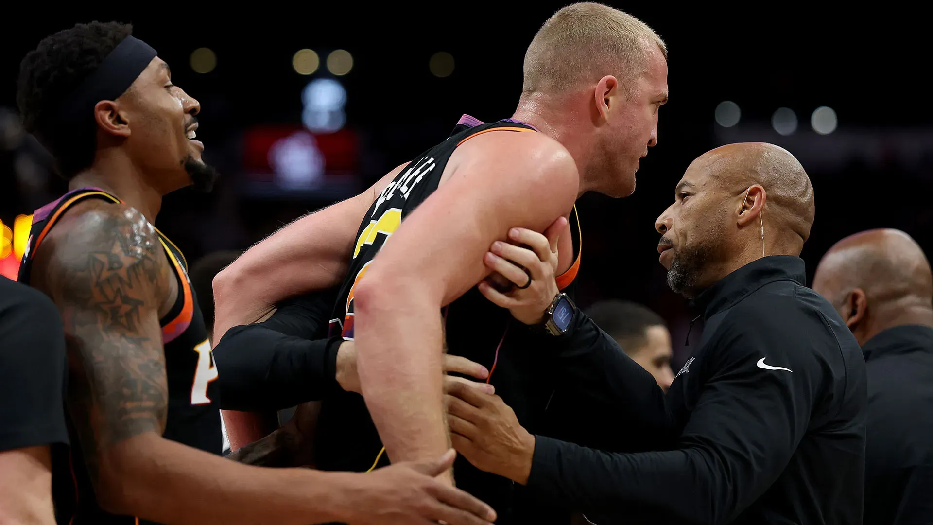 Steven Adams e Mason Plumlee si sono scontrati durante la partita tra gli Houston Rockets e i Phoenix Suns