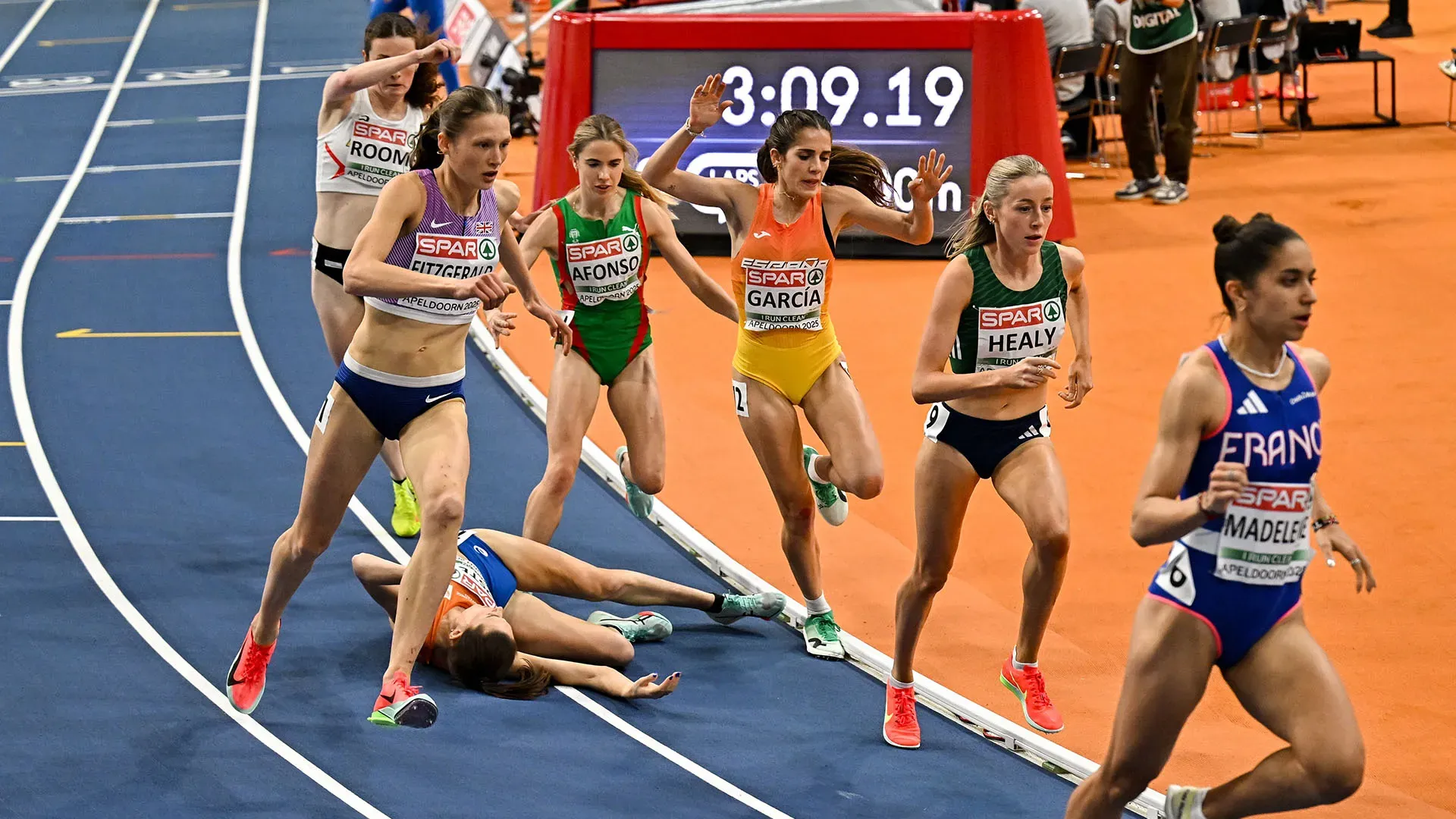 Koster è caduta rovinosamente sulla pista durante la finale dei 3.000 metri ai campionati Europei indoor