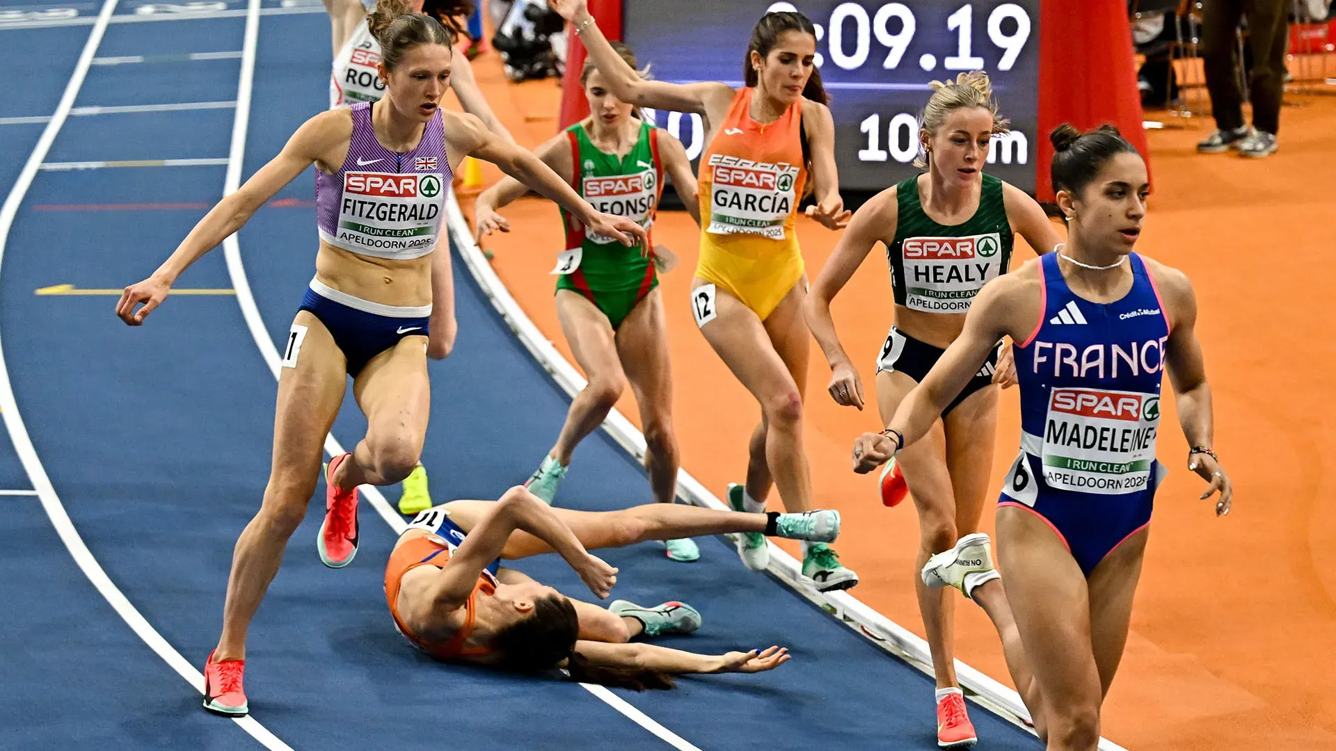 L'atleta cade e sviene in pista: le foto angoscianti