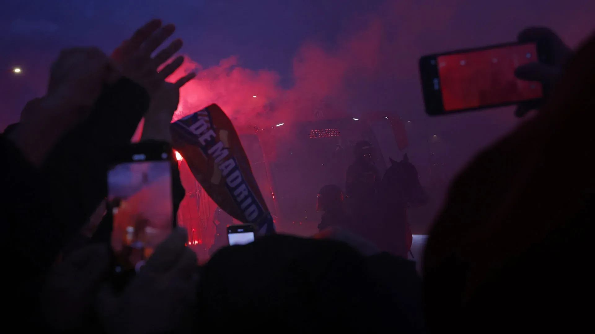 Fumogeni e cori prima della sfida tra Atletico Madrid e Real Madrid