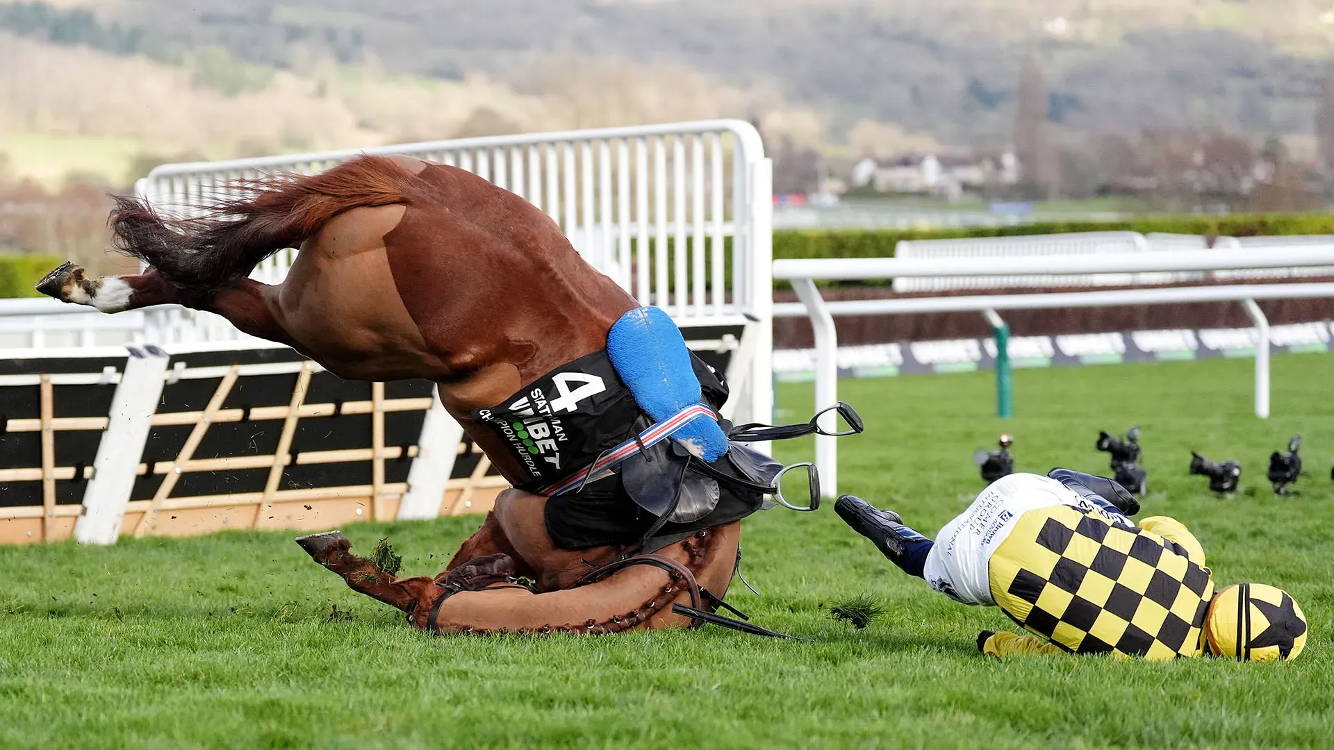 Sono stati alcuni attimi di paura per il cavallo e per il fantino