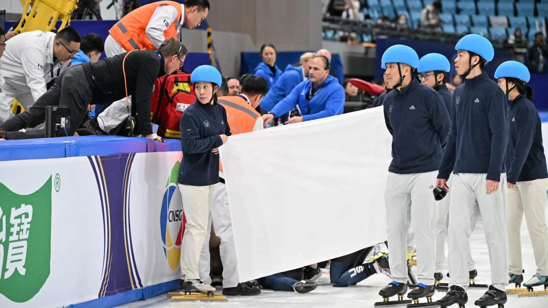 Scontro tremendo per la campionessa che si ferisce e sanguina