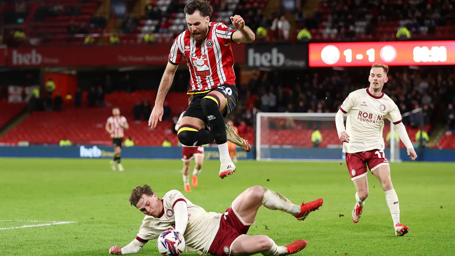 Finale caldissimo della sfida di Championship tra Sheffield United e Bristol City