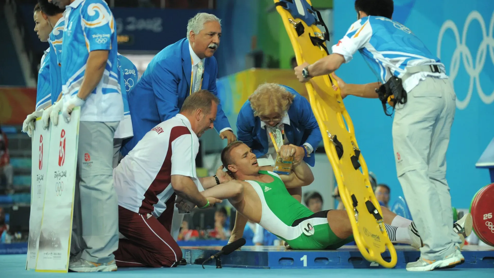 Il sollevatore è stato portato via in barella, ponendo fine alla sua esperienza olimpica