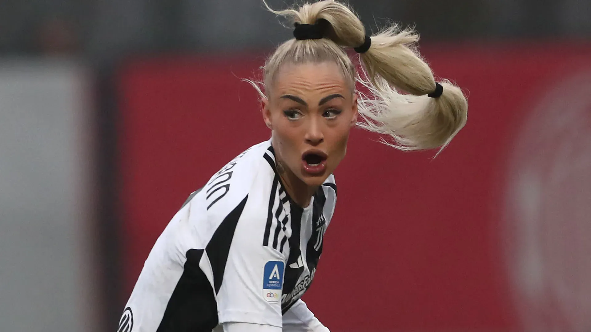 La calciatrice della Juventus potrebbe finire nei guai per una foto