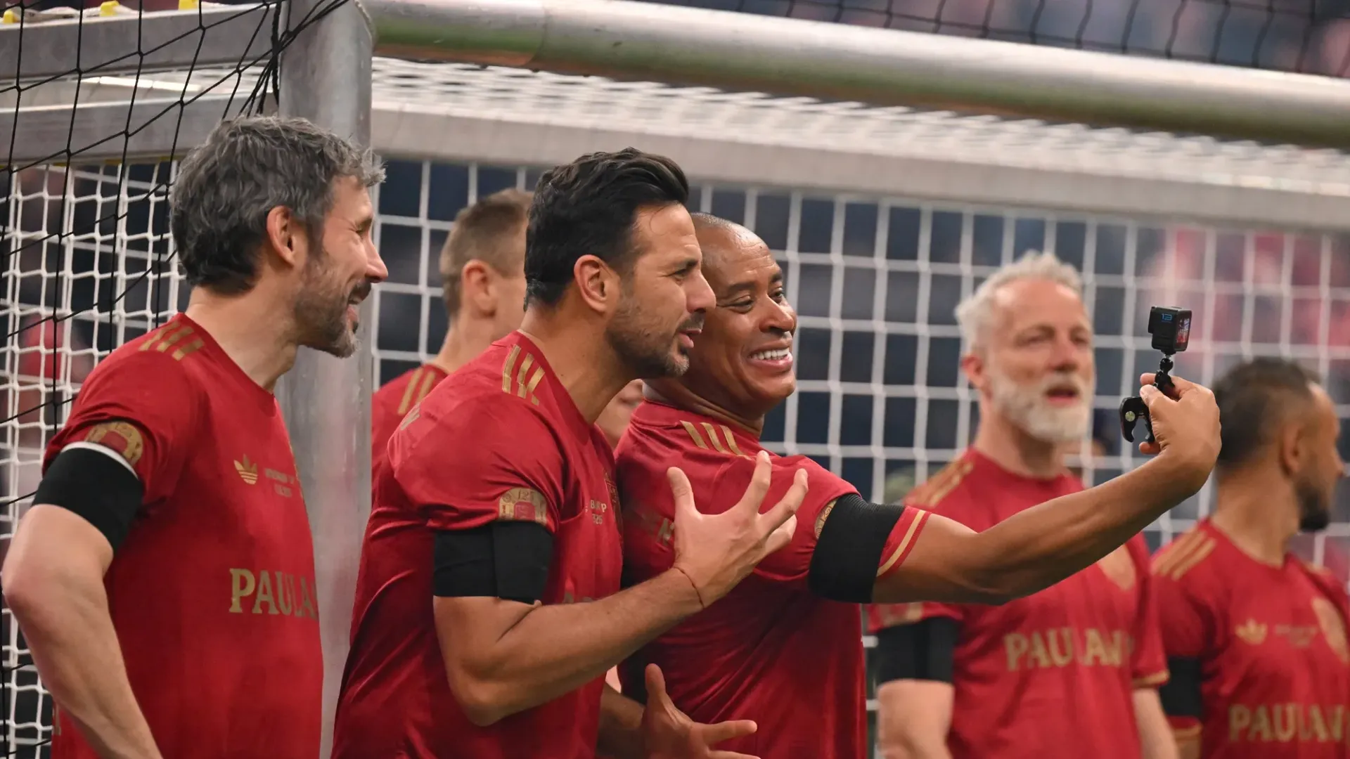 Un divertito Paulo Sergio si fa una foto con le altre leggende del Bayern