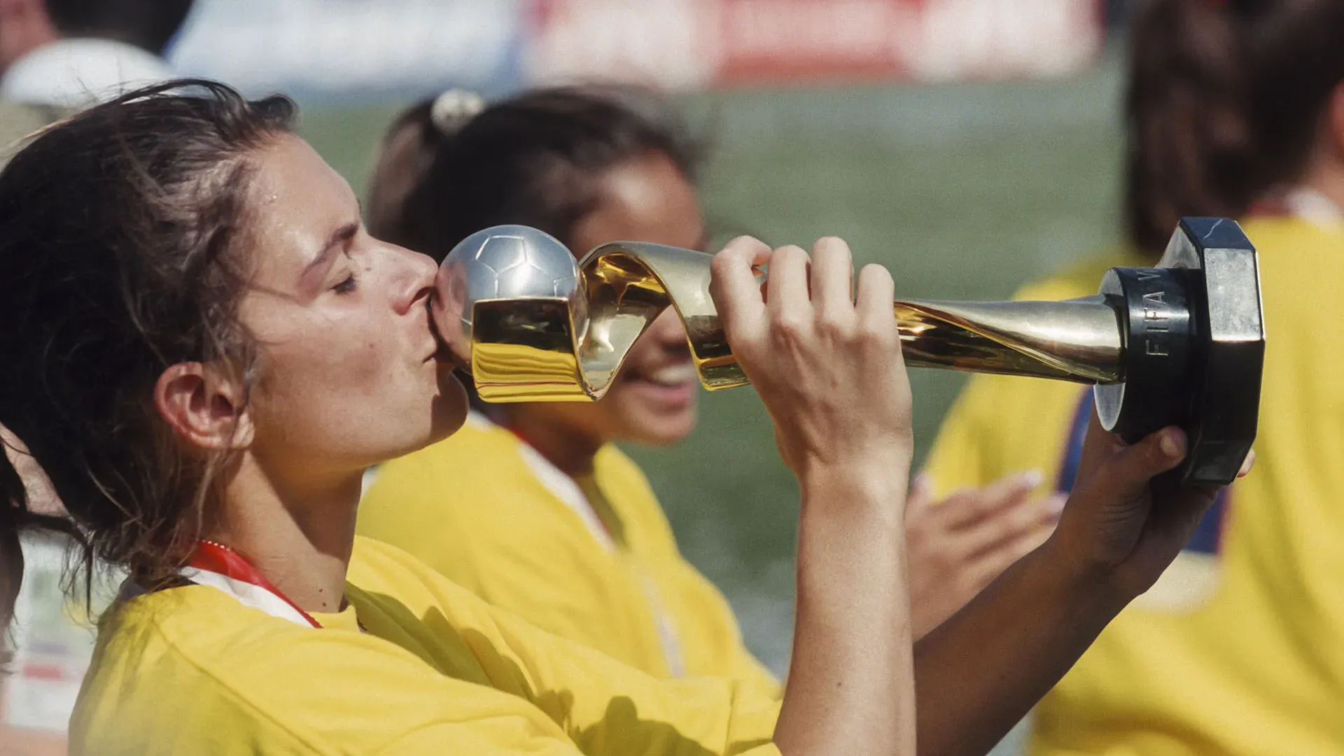 Eleganza in campo e fuori: una calciatrice che incanta ancora oggi