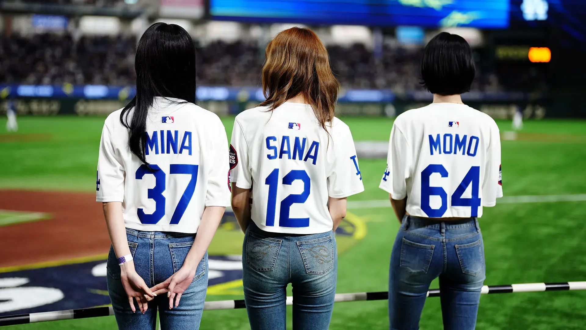 Le ragazze del famoso trio J-pop hanno effettuato il primo lancio nel match d'esibizione dei Los Angeles Dodgers