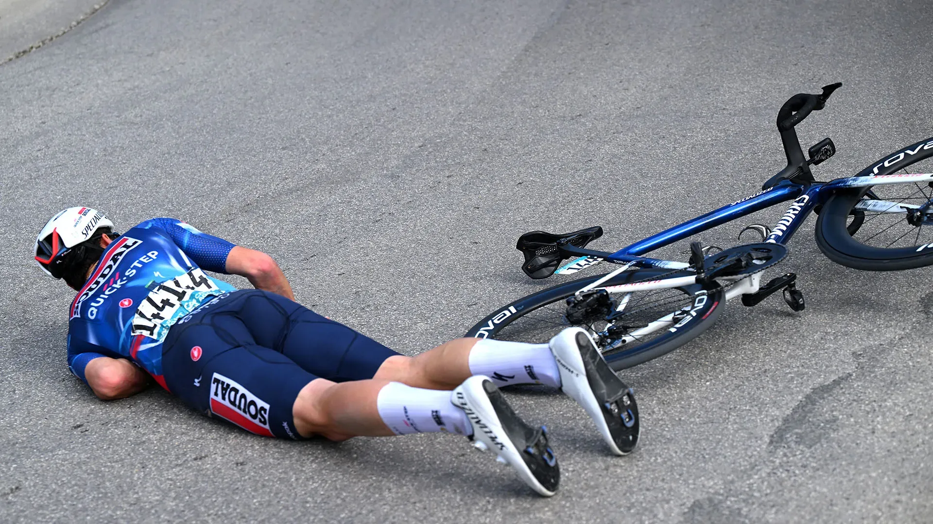 "Il secondo classificato dell'Omloop Het Nieuwsblad è stato immediatamente visitato dal team medico della Soudal Quick-Step"