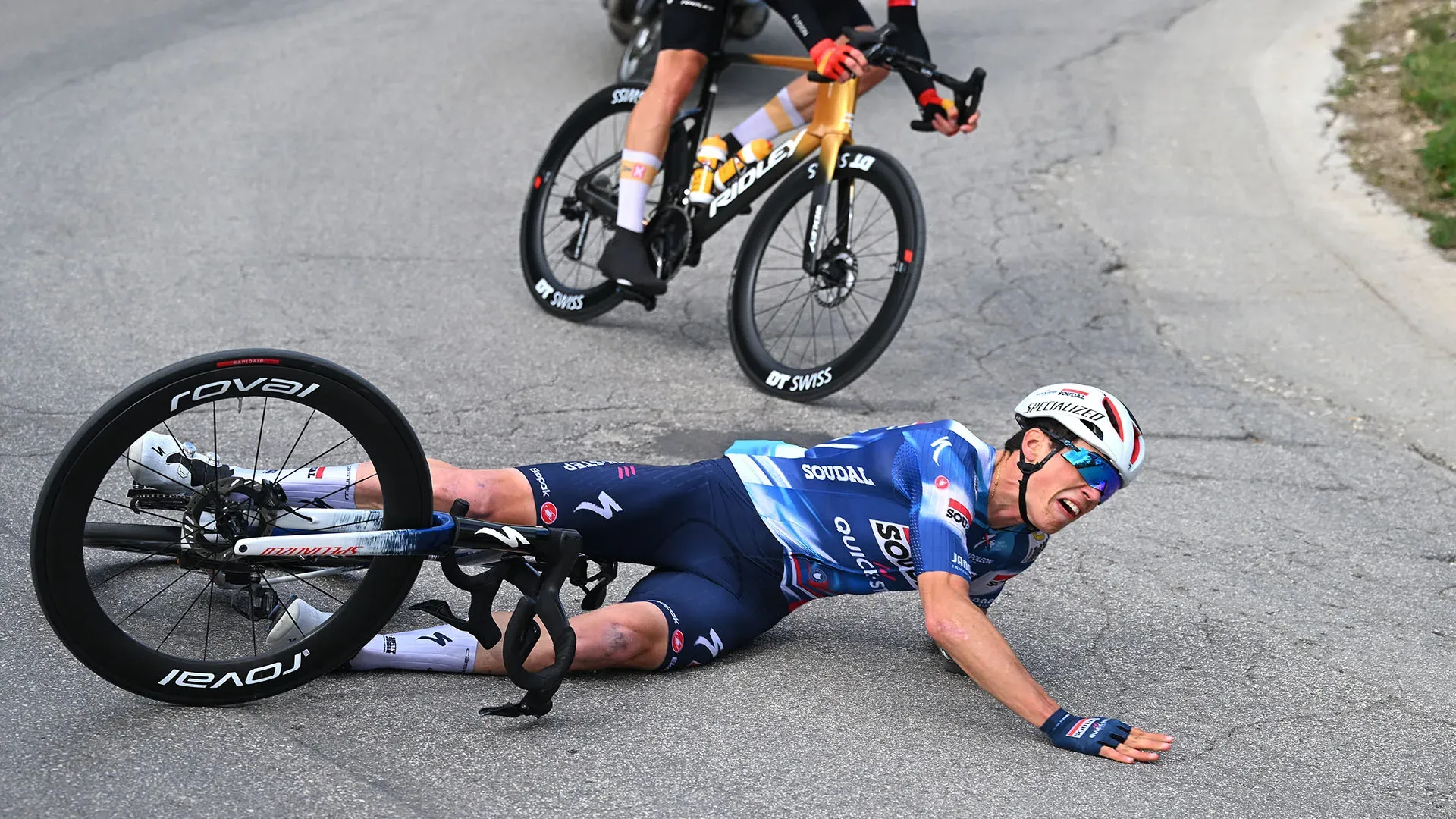 Il campione stava disputando la tappa da Porto Potenza Picena a San Benedetto del Tronto