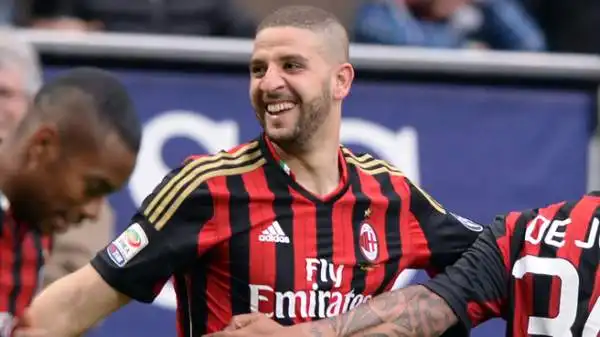 Milan-Livorno 3-0. Taarabt 7,5. L'acquisto meno celebrato del mercato del Diavolo si sta trasformando nell'eroe della Curva Sud. Segna il primo gol a San Siro, culmine di una partita eccellente.