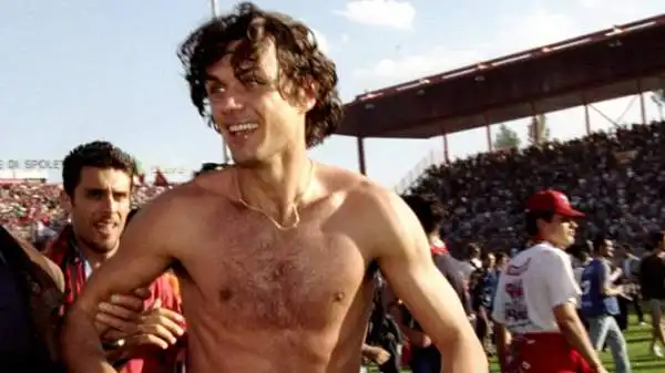 Paolo Maldini, quinto classificato, è stato un sex symbol dei campi per oltre vent'anni. 'Incantava non solo per leadership, tecnica e vigore fisico, ma anche per i suoi occhi verdi', scrivono in Bras