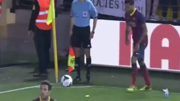 Brutto episodio durante Villarreal-Barcellona. E il 75', il punteggio è di 2-1 per i padroni di casa, e Dani Alves si appresta a battere un calcio d'angolo.