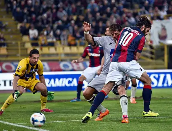 Grazie alle reti di De Luca ed Estigarribia, a Bologna l'Atalanta ottiene la sesta vittoria consecutiva. Un traguardo incredibile: non era mai accaduto nella storia della Dea.