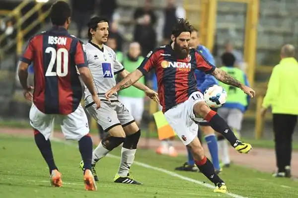 Grazie alle reti di De Luca ed Estigarribia, a Bologna l'Atalanta ottiene la sesta vittoria consecutiva. Un traguardo incredibile: non era mai accaduto nella storia della Dea.