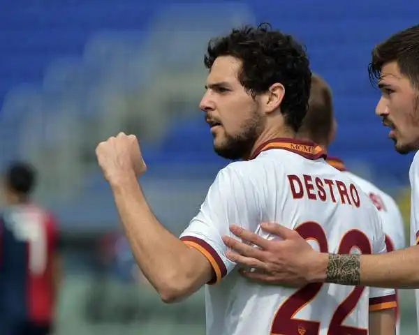 Cagliari-Roma 1-3. Destro 8. Una tripletta che mette il punto esclamativo sul suo periodo d'oro. Ha medie realizzative a livello dei più grandi del mondo. Non può che esserci in Brasile.