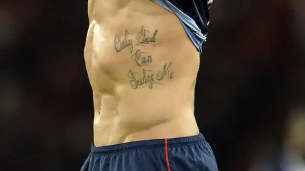 Ibrahimovic. Tra i vari tatuaggi che ricoprono il corpo dello svedese ce n'è uno che invita ad astenersi dal giudicarlo: potrà farlo solo Dio. Perfetto stile Ibra.