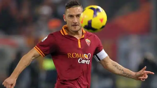 Totti. 'Er Pupone' ha tre tatuaggi: un gladiatore, dedicato alla sua Roma, e due per la moglie Ilary: sull'avambraccio sinistro ha, infatti, il suo secondo nome, Stefany.