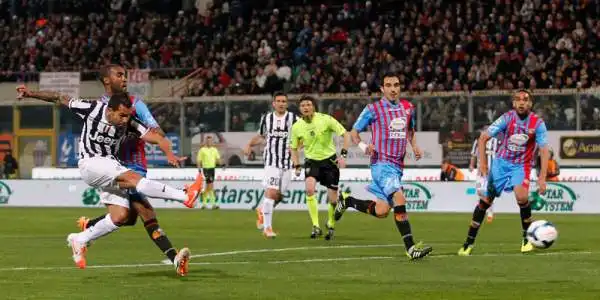 Juventus inarrestabile. I bianconeri espugnano Catania con la rete di Tevez..