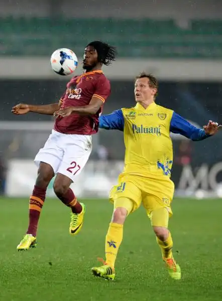 Alla Roma basta un tempo. Netto 2-0 firmato da Gervinho e Destro in casa del Chievo per i giallorossi, che consolidano il secondo posto.