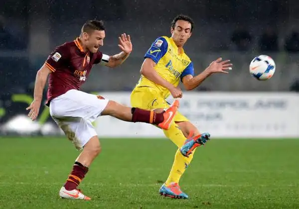 Alla Roma basta un tempo. Netto 2-0 firmato da Gervinho e Destro in casa del Chievo per i giallorossi, che consolidano il secondo posto.