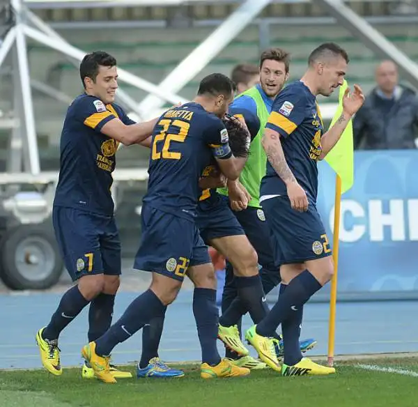Toni regala il derby al Verona. Il sedicesimo gol stagionale del bomber dell'Hellas manda al tappeto il Chievo, sconfitto 1-0.
