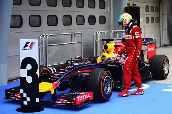 In Malesia l'inglese della Mercedes Lewis Hamilon domina incontrastato davanti a Rosberg. Terzo Vettel, Alonso quarto limita i danni, ma la Rossa preoccupa.