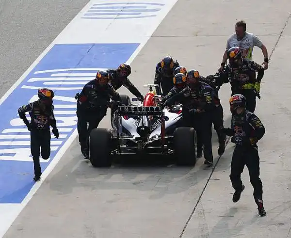 In Malesia l'inglese della Mercedes Lewis Hamilon domina incontrastato davanti a Rosberg. Terzo Vettel, Alonso quarto limita i danni, ma la Rossa preoccupa.