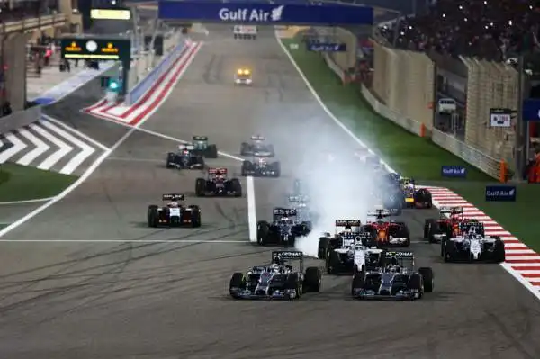 Spettacolo Mercedes, crollo Ferrari. Hamilton vince il Gp del Bahrain davanti al compagno Rosberg dopo una lunga lotta. Corsa palpitante, ma le Rosse deludono: 9° Alonso, 10° Raikkonen.