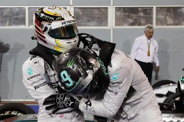 Spettacolo Mercedes, crollo Ferrari. Hamilton vince il Gp del Bahrain davanti al compagno Rosberg dopo una lunga lotta. Corsa palpitante, ma le Rosse deludono: 9° Alonso, 10° Raikkonen.