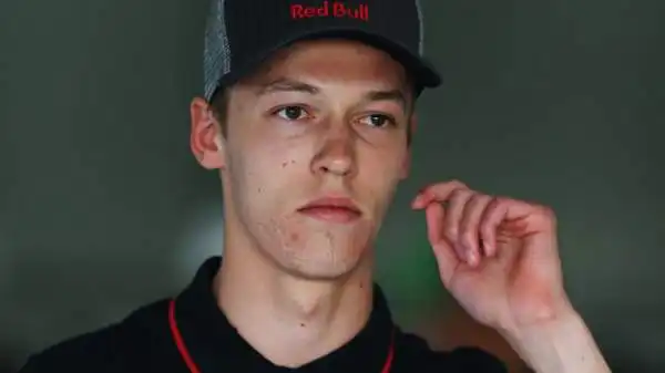 Kvyat 6,5. Compirà vent'anni settimana prossima (!). In quattro Gran Premi è già andato a punti tre volte. L'impressione è che ne sentiremo parlare, di questo russo di Roma...