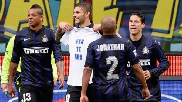 L'attaccante dell'Inter celebra il gol segnato all'Atalanta mostrando una t-shirt con la scritta "Wan ti amo" per la sua compagna.