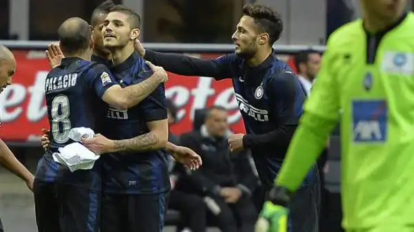 L'attaccante dell'Inter celebra il gol segnato all'Atalanta mostrando una t-shirt con la scritta "Wan ti amo" per la sua compagna.