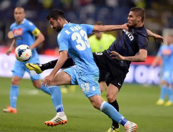 Mazzarri-Benitez, niente scherzi da ex. Termina 0-0 l'anticipo del Meazza tra Inter e Napoli. Palo di Inler, paura per Higuain.