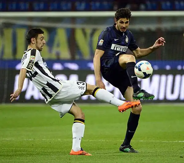 I nerazzurri buttano via un tempo, poi ci pensa il giovane portiere dell'Udinese Scuffet a parare tutto. E i tifosi a San Siro fischiano. La squadra di Mazzarri protesta per un rigore non concesso.