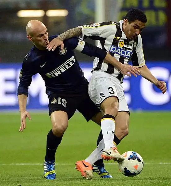 I nerazzurri buttano via un tempo, poi ci pensa il giovane portiere dell'Udinese Scuffet a parare tutto. E i tifosi a San Siro fischiano. La squadra di Mazzarri protesta per un rigore non concesso.