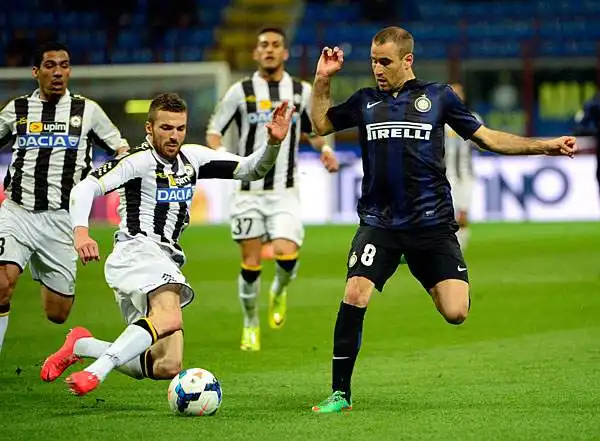 I nerazzurri buttano via un tempo, poi ci pensa il giovane portiere dell'Udinese Scuffet a parare tutto. E i tifosi a San Siro fischiano. La squadra di Mazzarri protesta per un rigore non concesso.