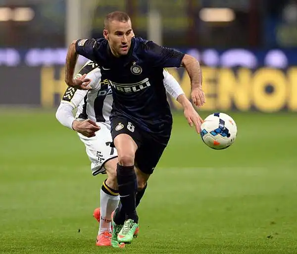 I nerazzurri buttano via un tempo, poi ci pensa il giovane portiere dell'Udinese Scuffet a parare tutto. E i tifosi a San Siro fischiano. La squadra di Mazzarri protesta per un rigore non concesso.