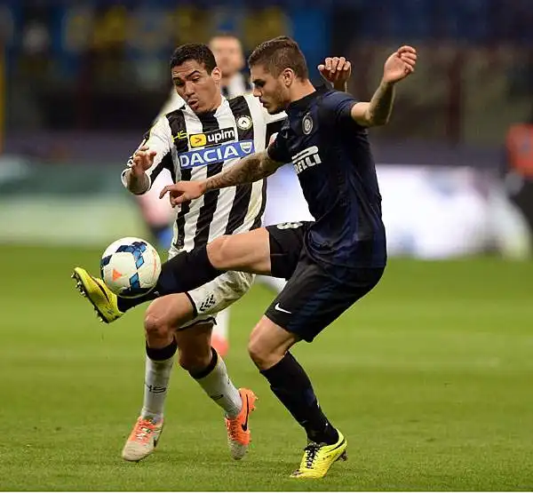 I nerazzurri buttano via un tempo, poi ci pensa il giovane portiere dell'Udinese Scuffet a parare tutto. E i tifosi a San Siro fischiano. La squadra di Mazzarri protesta per un rigore non concesso.