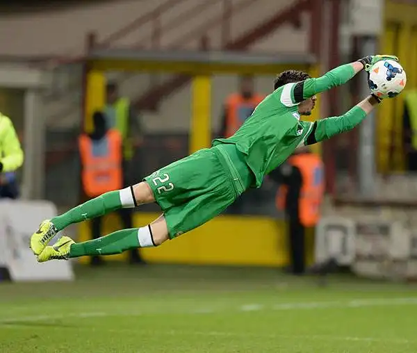 I nerazzurri buttano via un tempo, poi ci pensa il giovane portiere dell'Udinese Scuffet a parare tutto. E i tifosi a San Siro fischiano. La squadra di Mazzarri protesta per un rigore non concesso.