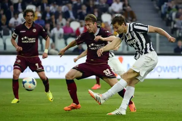 Doppio Llorente, la Juve riallunga. Grazie all'attaccante spagnolo i bianconeri piegano 2-0 il Livorno e tornano a +8 sulla Roma.