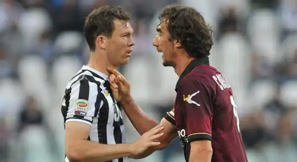 Doppio Llorente, la Juve riallunga. Grazie all'attaccante spagnolo i bianconeri piegano 2-0 il Livorno e tornano a +8 sulla Roma.