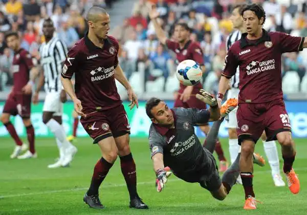 Doppio Llorente, la Juve riallunga. Grazie all'attaccante spagnolo i bianconeri piegano 2-0 il Livorno e tornano a +8 sulla Roma.