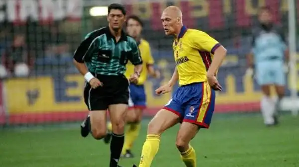 Idolo del calcio svedese con 57 presenze in Nazionale e trascorsi con Olympique Marsiglia, Sheffield Wednesday, Psv e Malines.