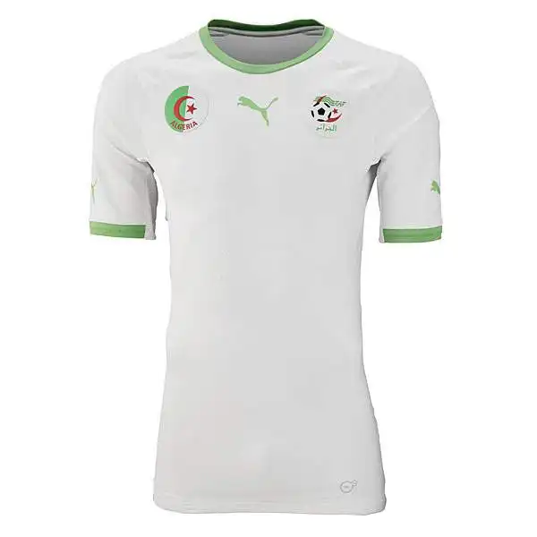 Bianca, con richiami verdi: è la prima maglia dell'Algeria.