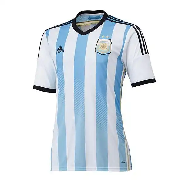 Classico biancoceleste per la prima maglia dell'Argentina.