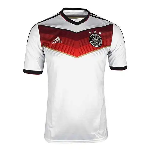 Una volta era totalmente, o quasi, bianca la maglia della Germania. Ora non più.