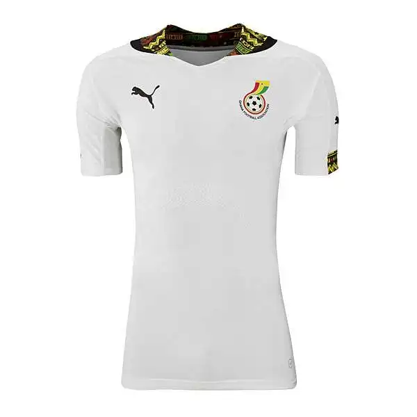 E' bianca la prima maglia del Ghana. Il colletto è variopinto.